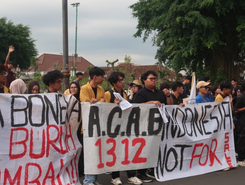 Massa aksi di jalan raya sekitar Alun-Alun Purwokerto (23/2/2026) (beritaunsoed.com /Tegar Pri Antony)