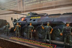 Miniatur Panser Amfibi BTR-80A (Marinir TNI AL). (10/02/2026) (Beritaunsoed.com/Ryu Athallah Raihan)