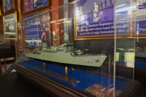 Miniatur Kapal Perang Republik Indonesia (KRI) Ki Hajar Dewantara-364. (10/02/2026) (Beritaunsoed.com/Ryu Athallah Raihan)
