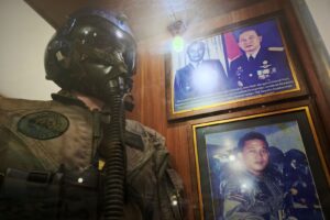 Seragam dan helm Tim Aerobatik Elang Biru TNI Angkatan Udara. (10/02/2026) (Beritaunsoed.com/Ryu Athallah Raihan)