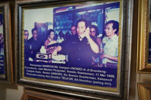 Saat menjabat sebagai Menteri Parpostel, Soesilo Soedarman meresmikan Warung Pos dan Telekomunikasi (Warpostel) di Universitas Jenderal Soedirman (Unsoed) pada 11 Mei 1989. (10/02/2026) (Beritaunsoed.com/Ryu Athallah Raihan)