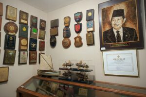 Penghargaan yang diberikan kepada Alm. Jenderal TNI (Purn.) Soesilo Soedarman termasuk sertifikat pendaftaran nasional museum oleh Menteri Kebudayaan Republik Indonesia, Fadli Zon. (10/02/2026) (Beritaunsoed.com/Ryu Athallah Raihan)