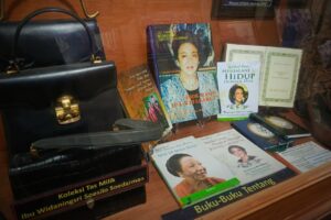 Koleksi tas dan buku tentang istri Soesilo Soedarman, Widaningsri Soesilo Soedarman. (10/02/2026) (Beritaunsoed.com/Ryu Athallah Raihan)
