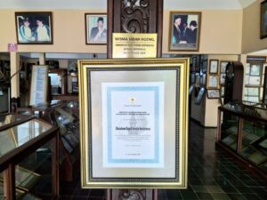 Piagam penghargaan oleh Menteri Kebudayaan dan Pariwisata Republik Indonesia kepada Alm. Jenderal TNI (Purn.) Soesilo Soedarman. (10/02/2026) (Beritaunsoed.com/Velen Candra Nadia)