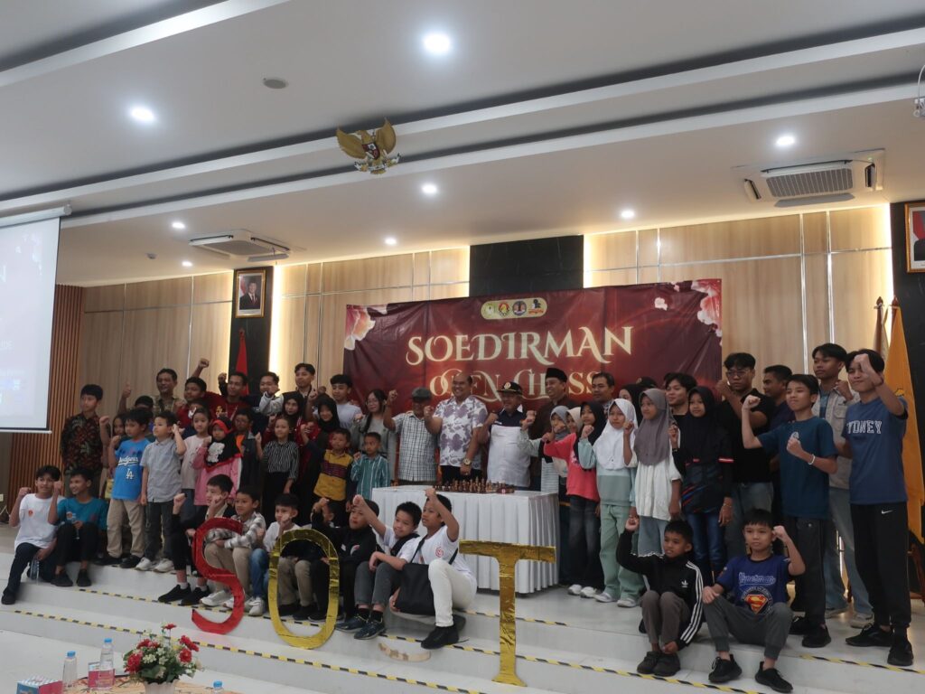 Wakil Rektor III Unsoed, perwakilan PERCASI, panitia, dan peserta berfoto bersama pada pembukaan SOCT 2026 (12/4/2026) (Beritaunsoed.com/Aulya Desya)