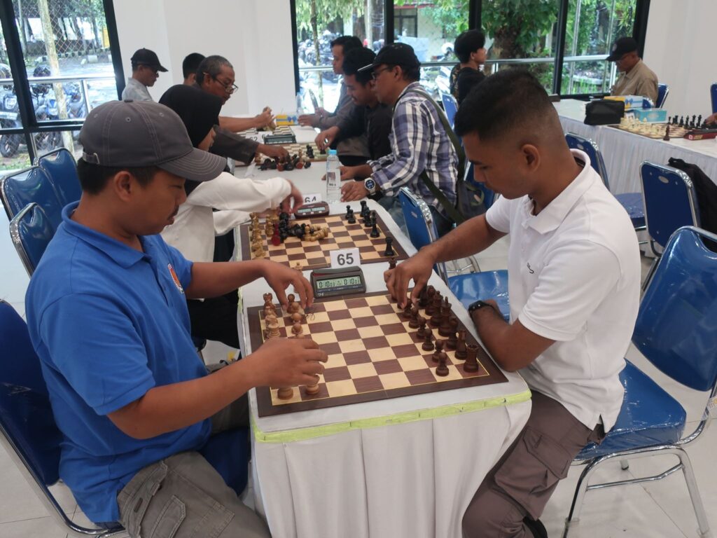 Peserta saling beradu strategi dalam pertandingan Soedirman Open Chess Tournament (SOCT) 2026 (12/4/2026) (Beritaunsoed.com/Aulya Desya)