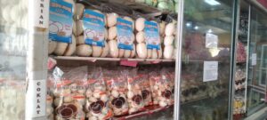 Kemasan produk nopia dan mino super legendaris pilihan konsumen yang tertata rapi di dalam rak kaca. (17/06/2026) (Beritaunsoed.com/Jeni Rindi Afriska)