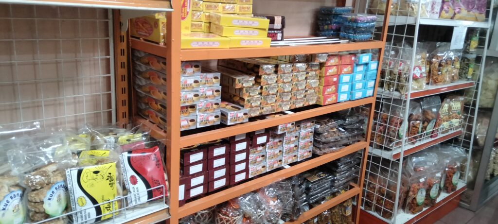 Jajaran produk oleh-oleh khas Banyumas yang memadukan jajanan legendaris daerah dan kreasi modern di etalase toko. (17/06/2026) (Beritaunsoed.com/Jeni Rindi Afriska)