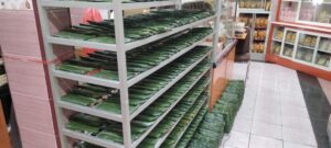 Stok tempe mentah yang dibungkus rapi dengan daun pisang tradisional, siap dikemas untuk buah tangan para pemudik. (17/06/2026) (Beritaunsoed.com/Jeni Rindi Afriska)