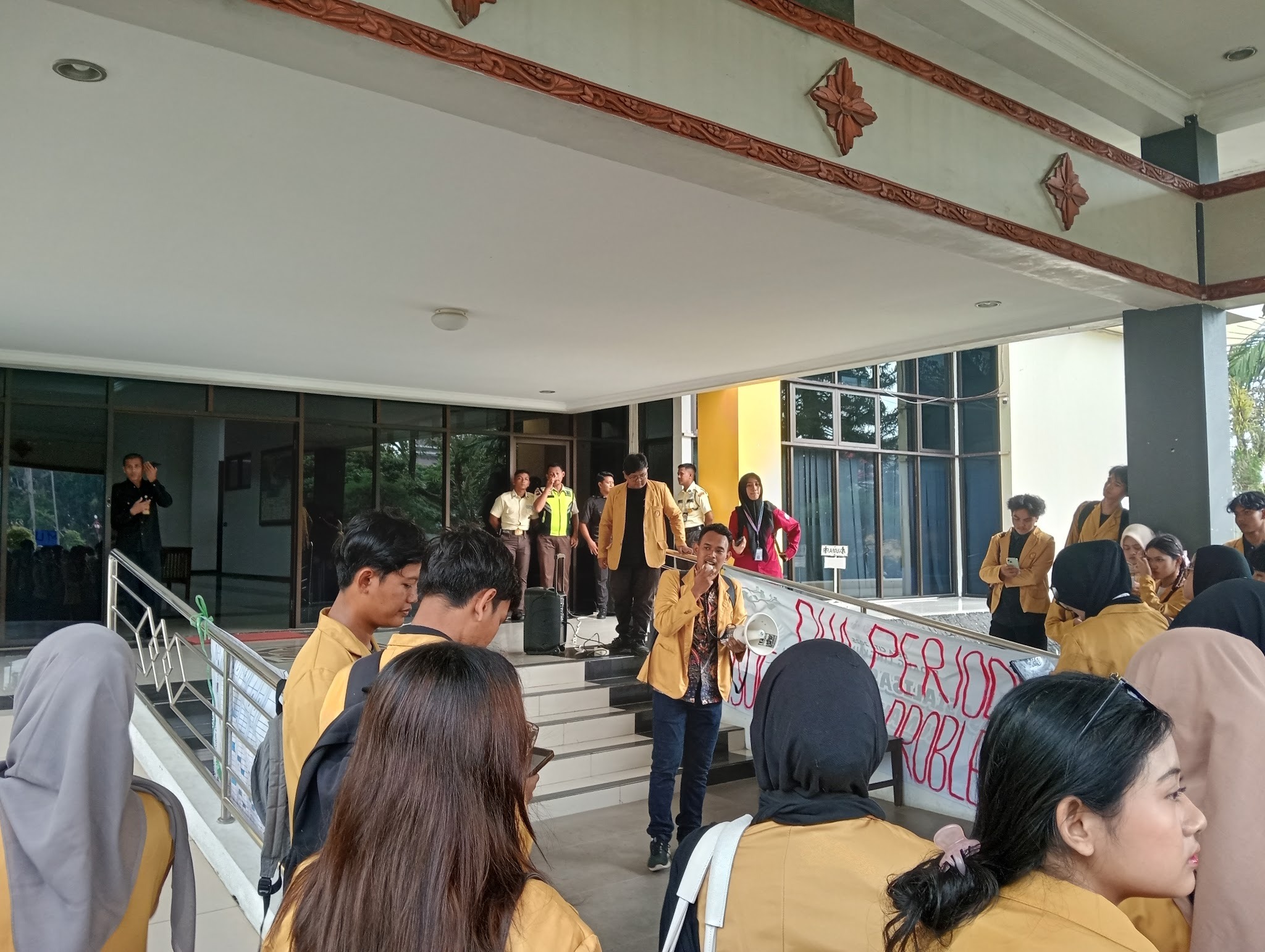 Mahasiswa Serukan Evaluasi Kepemimpinan Rektor dalam Agenda Ngopi Bareng