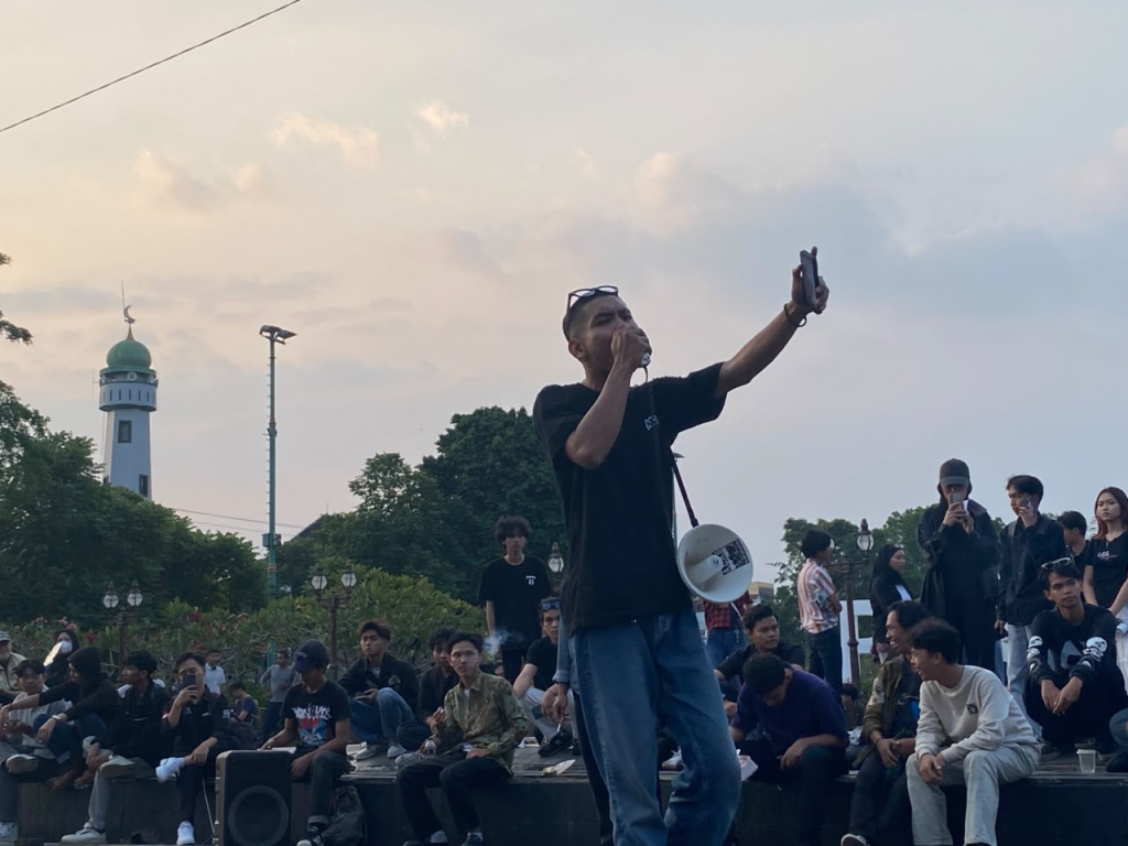 Penyampaian Orasi dari Salah Satu Massa Aksi (26/06/2026) (Beritaunsoed.com/Artika Putri Kinanti) 
