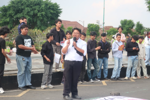 Penyampaian Orasi dari Koordinator Lapangan (26/06/2026) (Beritaunsoed.com/Akhdan Maulana)