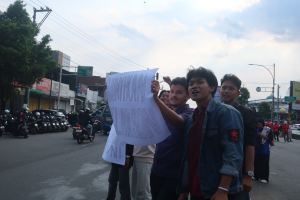 Massa Menyuarakan Aspirasi dengan Membawa Banner (26/06/2026) (Beritaunsoed.com/Hilda Lailatus Salma)