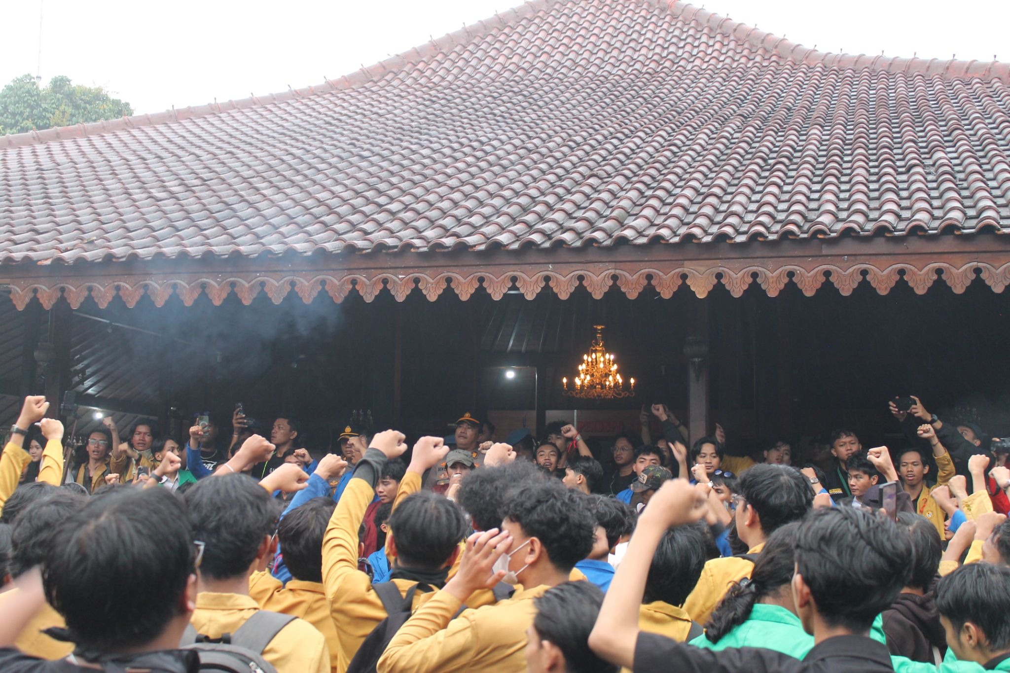 Mahasiswa Banyumas Duduki Pendopo Si Panji, Sampaikan Lima Tuntutan kepada Pemerintah