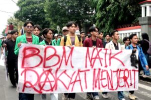 Mahasiswa dari berbagai universitas kembali turun aksi untuk bersama-sama menuntut dan memperjuangkan hak-hak masyarakat sipil, serta mengawal perubahan bagi negeri ini. Long march massa aksi berlangsung dari Lapangan Purwanegara hingga Pendopo Si Panji (13/6/2026) (Beritaunsoed.com/Artika Putri Kinanti)