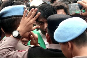 Aparat berusaha menghadang massa aksi yang bersikeras memasuki area dalam titik aksi untuk berdialog langsung dengan Bupati dan Wakil Ketua DPRD (13/6/2026) (Beritaunsoed.com/Artika Putri Kinanti)