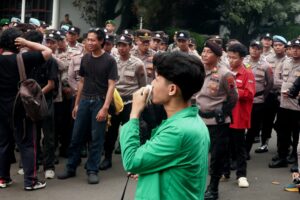 Salah satu mahasiswa perwakilan massa aksi berorasi di tengah perkumpulan polisi dan mahasiswa (13/6/2026) (Beritaunsoed.com/Artika Putri Kinanti)