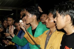 Mahasiswa berdialog langsung dan menyampaikan tuntutan-tuntutan yang diperjuangkan oleh massa aksi bersama-sama kepada Bupati Banyumas dan Wakil Ketua DPRD (13/6/2026) (Beritaunsoed.com/Artika Putri Kinanti)