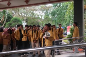 Penyampaian orasi oleh Mahasiswa di depan Gedung Rektorat (22/6/2026) (Beritaunsoed.com/ Hasna Nailah Ramadhani)