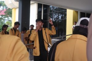 Mahasiswa berunjuk rasa menuntut transparansi dan menolak politisasi kampus (22/6/2026) (Beritaunsoed.com/ Hasna Nailah Ramadhani)