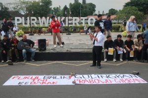 Koordinator lapangan menyuarakan tuntutan dan kritik terhadap kebijakan pemerintah melalui orasi terbuka dalam aksi mimbar bebas di Alun-Alun Purwokerto (26/06/2026) (Beritaunsoed.com/Akhdan Maulana)