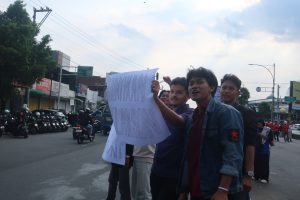 Massa aksi menyuarakan tuntutan sebagai bentuk penyampaian aspirasi kepada pemerintah dengan membawa spanduk (26/06/2026) (Beritaunsoed.com/Hilda Lailatus Salma)