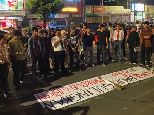 Massa aksi membacakan pernyataan sikap bersama sebagai penutup aksi mimbar bebas dan bentuk komitmen mengawal tuntutan mereka (26/06/2026) (Beritaunsoed.com/Kania Nurma Gupita)