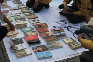 Lapak baca buku gratis yang tersedia di Alun-Alun Purwokerto (21/08/2026) (Beritaunsoed.com/Hasna Zulfa Qanitah)