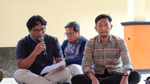 Arif menyampaikan pernyataan mengenai pentingnya reformasi tata kelola kampus secara menyeluruh dalam diskusi publik (28/08/2026) (Beritaunsoed.com/Ryu Athallah Raihan)