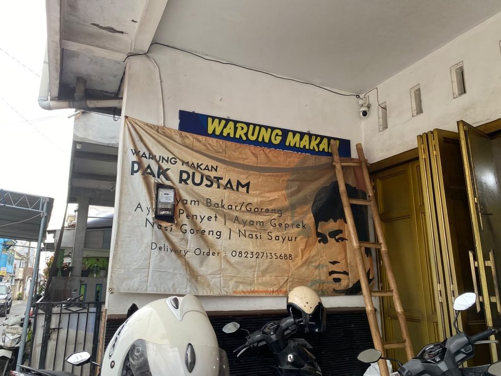 (Warung Pak Rustam menyediakan beragam menu ayam dan nasi sayur di sekitar kampus (8/11/2026) (Beritaunsoed.com/Kania Nurma Gupita) 