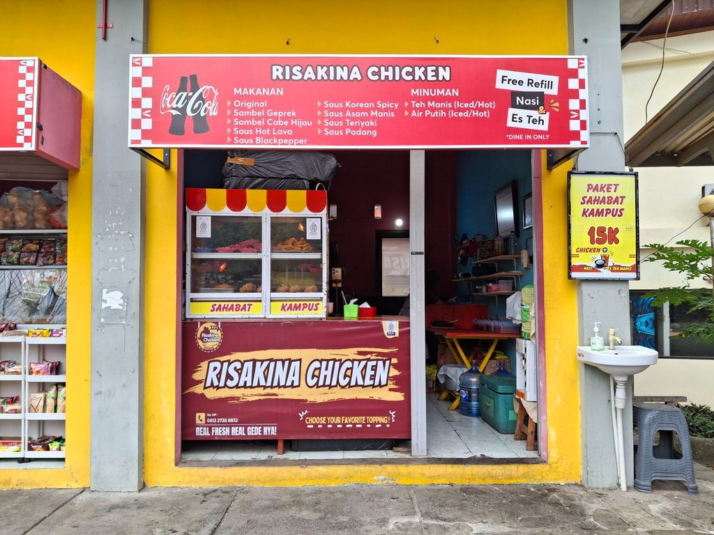 (Gerai Risakina Chicken yang menyediakan beragam menu ayam (8/9/2026) (Beritaunsoed.com/Velen Candra Nadia) 