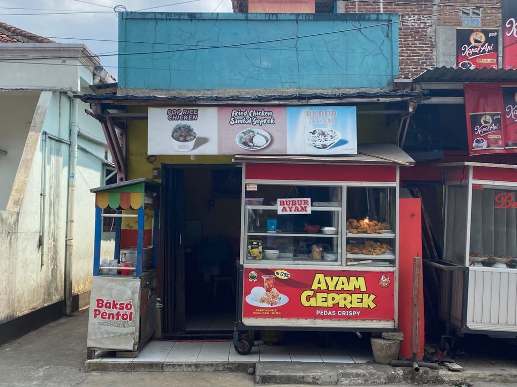 (Warung Bu Lammah menyediakan menu ayam dan bubur ayam (6/9/2026) (Beritaunsoed.com/Kania Nurma Gupita)