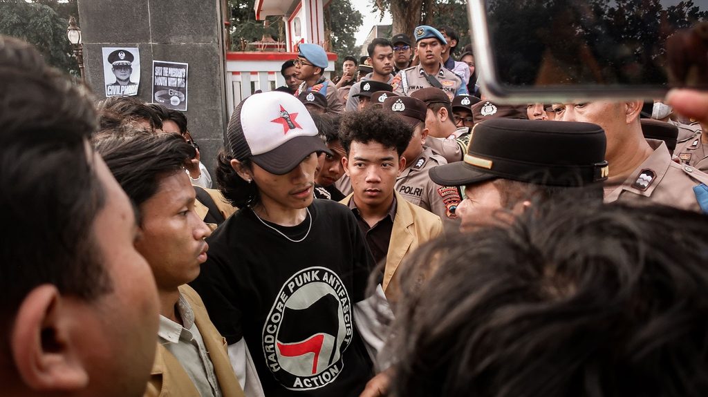 Negosiasi antara massa aksi dengan aparat (20/10/2026) (Beritaunsoed.com/Artika Putri Kinanti)