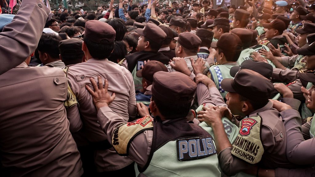 Situasi saat terjadinya desakan barikade massa aksi dengan aparat (20/10/2026) (Beritaunsoed.com/Artika Putri Kinanti)