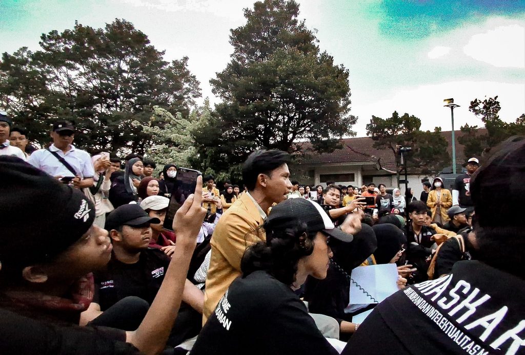 Penyampaian aspirasi oleh massa aksi  (20/10/2026) (Beritaunsoed.com/Artika Putri Kinanti