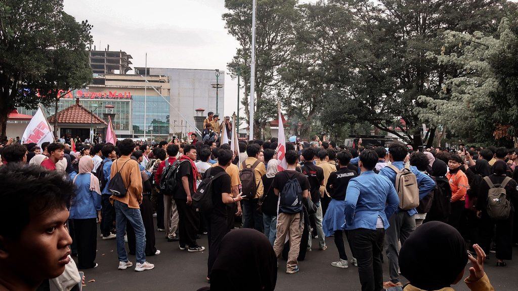Bubarnya massa aksi (20/10/2026) (Beritaunsoed.com/Artika Putri Kinanti)