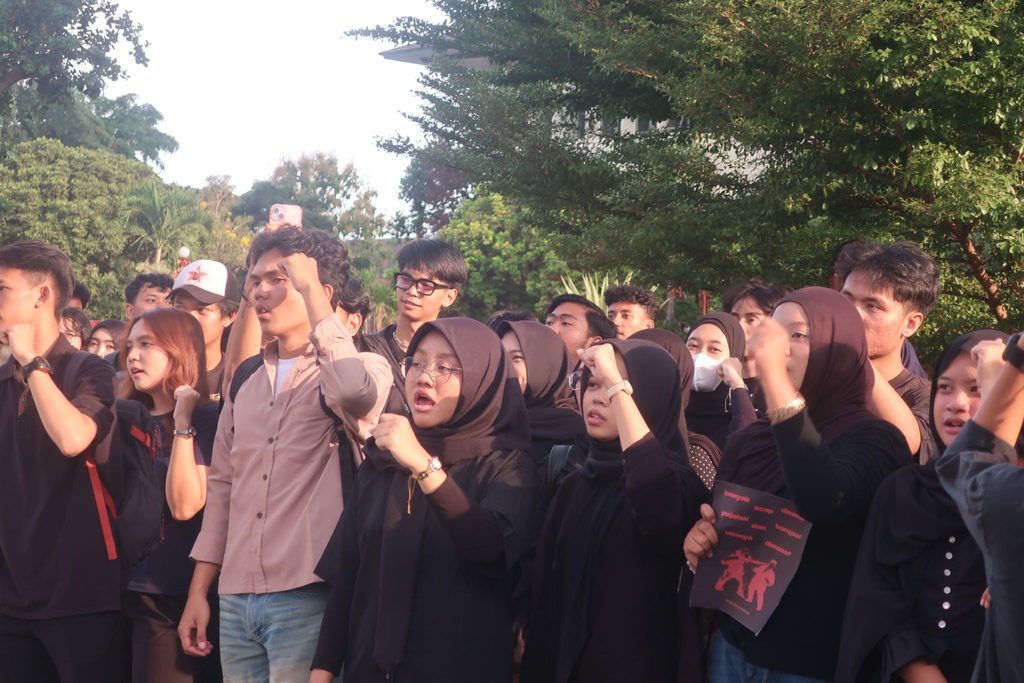 Suasana Aksi “Panggung Bebas: Catatan Merah Dua Tahun Prabowo-Gibran” (19/10/2026) (Beritaunsoed.com/Annisa Dwi Rahman)