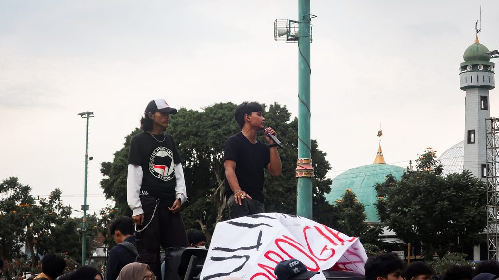 Penyampaian orasi sebagai pemantik gerakan aksi (20/10/2026) (Beritaunsoed.com/Artika Putri Kinanti)